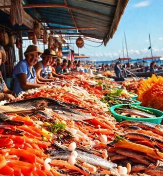 Un mercado de mariscos vibrante y soleado