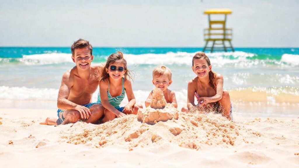 Familia feliz disfruta playa soleada