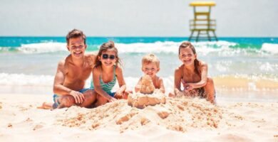 Familia feliz disfruta playa soleada