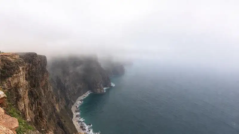 El mirador ofrece vistas panorámicas y brumosas