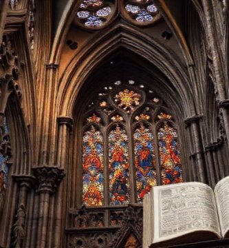 Una catedral gótica detallada y dramática