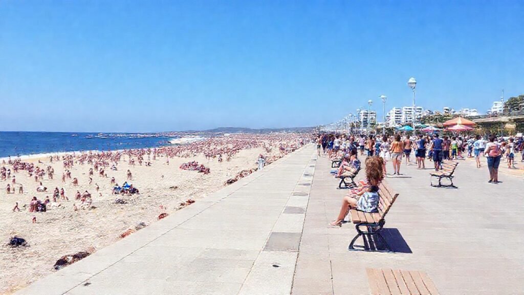 El sol brillaba sobre una playa llena