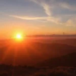 Atardecer dorado en Monte do Gozo