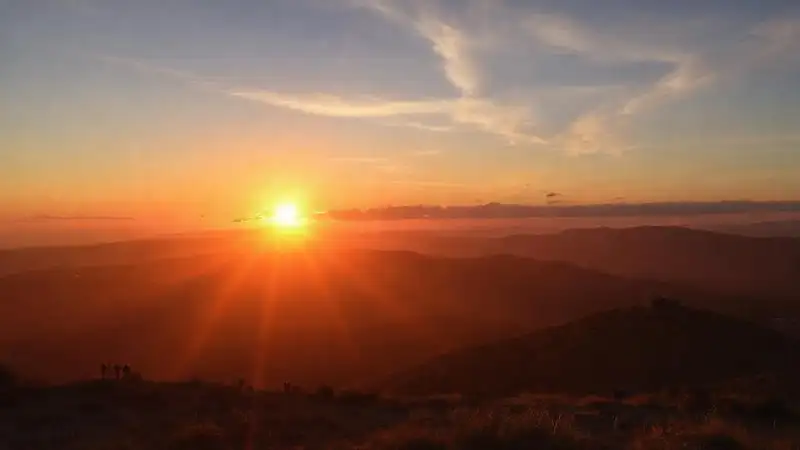 Atardecer dorado en Monte do Gozo