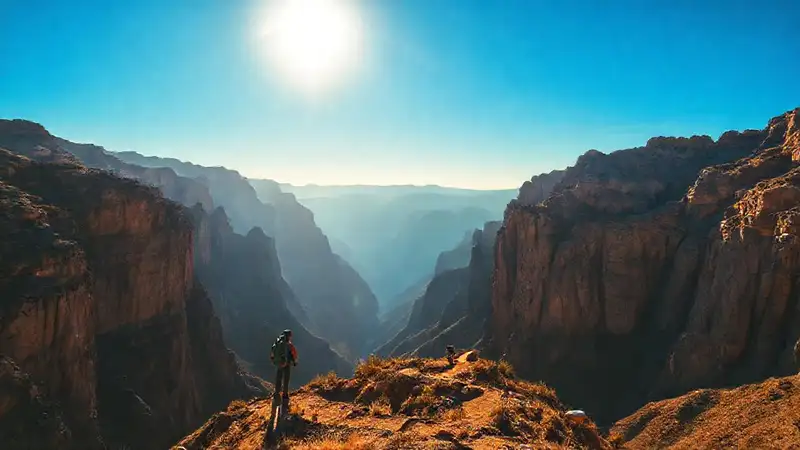 Hiker contempla un paisaje imponente y salvaje