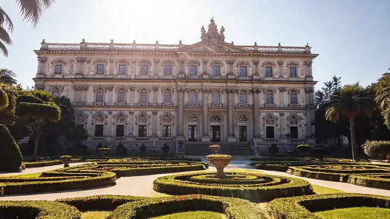 Palacio neoclásico español, elegante y sereno