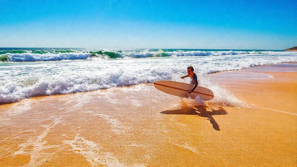 Un surfista feliz disfruta de la costa