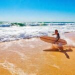 Un surfista feliz disfruta de la costa