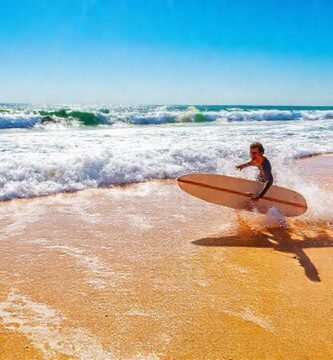 Un surfista feliz disfruta de la costa