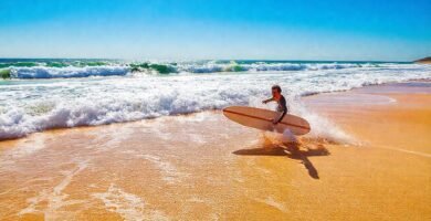 Un surfista feliz disfruta de la costa