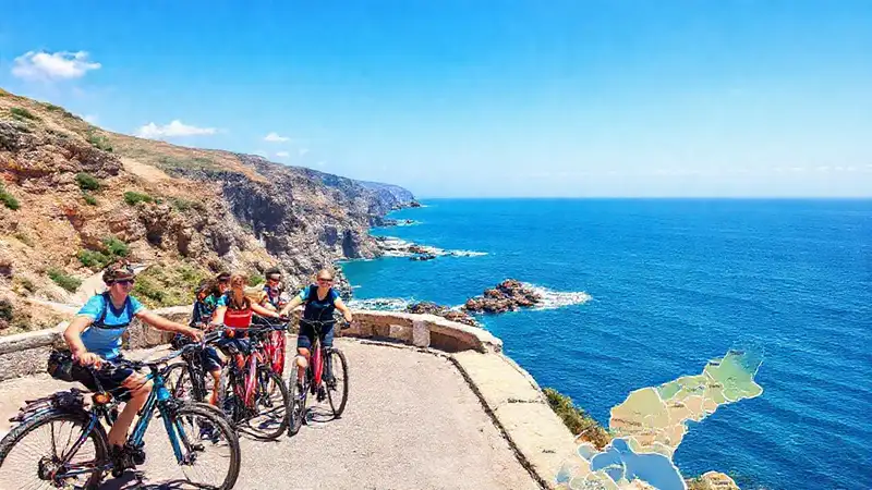Un viaje costero vibrante y soleado