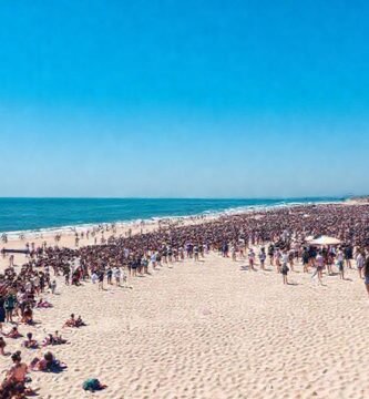 Playa concurrida