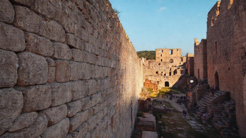 Ruinosa muralla italiana baña la luz