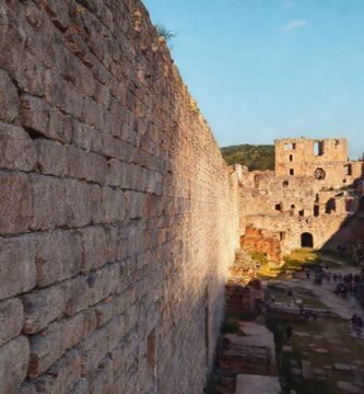 Ruinosa muralla italiana baña la luz