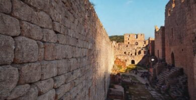 Ruinosa muralla italiana baña la luz