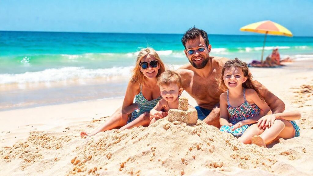 Una familia feliz disfruta de la playa