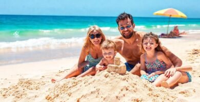 Una familia feliz disfruta de la playa