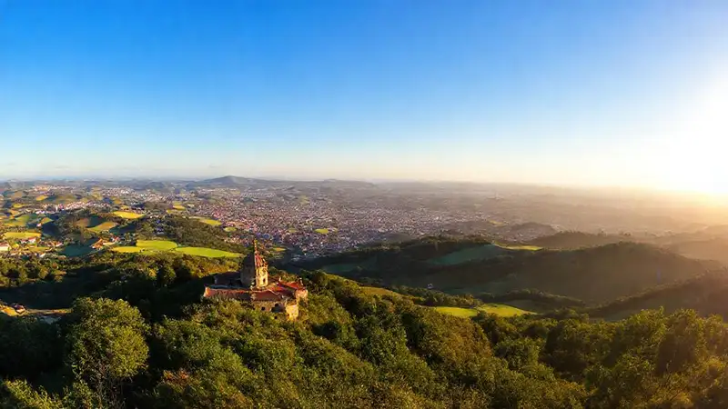 Monte do Gozo ofrece vistas panorámicas serenas