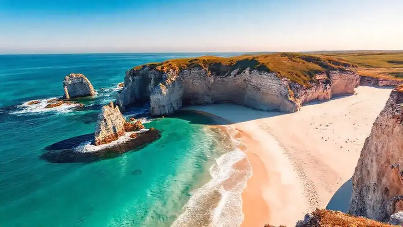 Las catedrales de arena ofrecen un paisaje costero vibrante