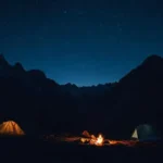 Un paisaje montañoso tranquilo bajo estrellas