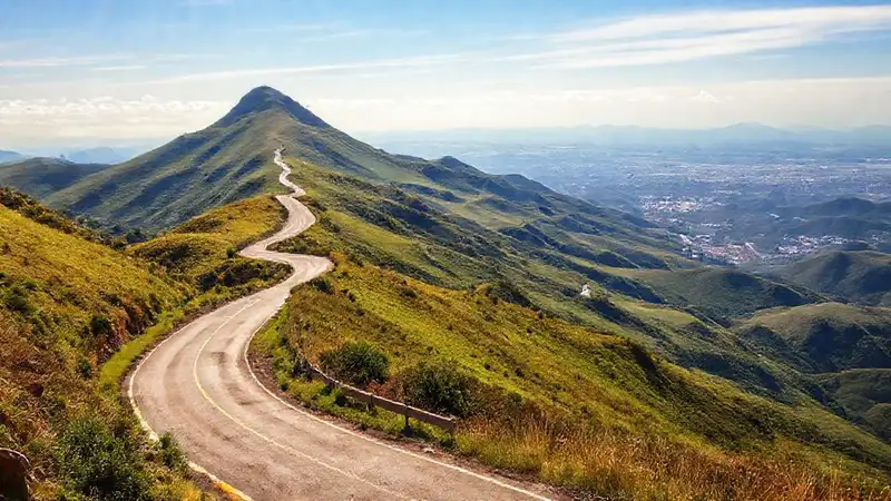 Viajero contempla un paisaje español glorioso