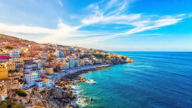 Ciudad costera vibrante bajo cielo dorado