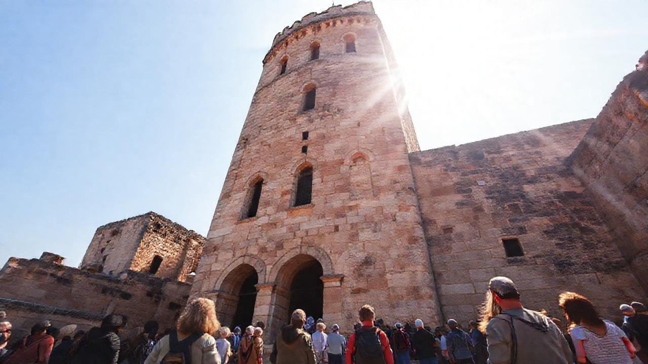 Una torre antigua irradia luz y historia