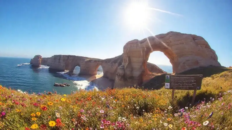 Costa dramática, belleza natural protegida y salvaje