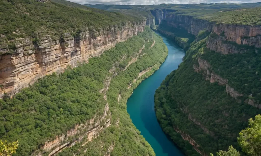 El papel tapiz muestra el cañón del río Miño sin texto