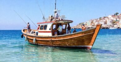 Pescadores disfrutan un día soleado en el mar