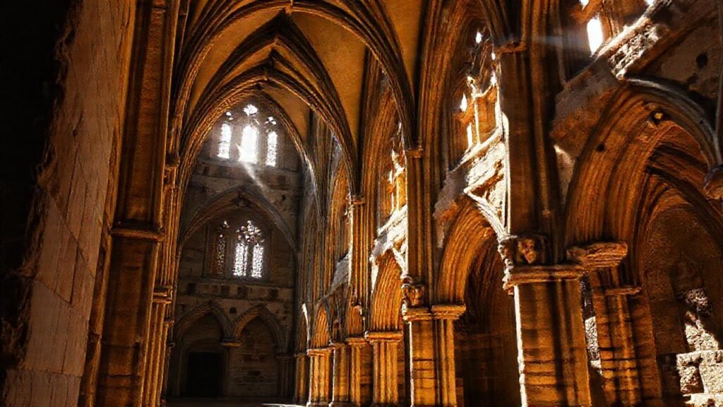 Claustro gótico emana paz y luz