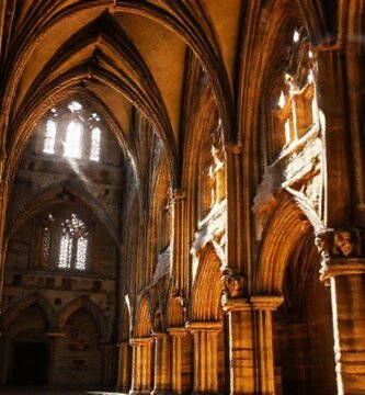 Claustro gótico emana paz y luz