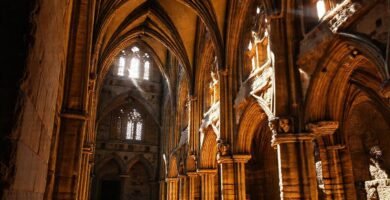 Claustro gótico emana paz y luz