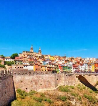 Una ciudad española antigua cautiva a turistas