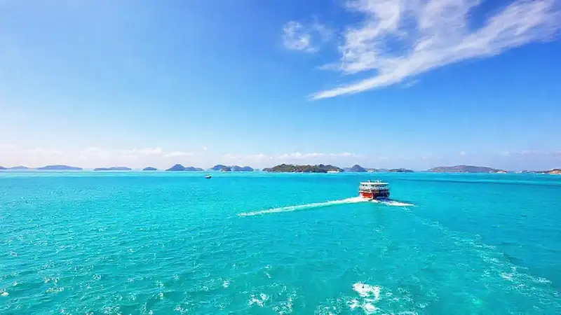 Un viaje azul y soleado invita