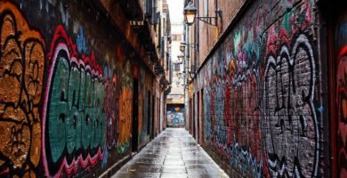 Lugo exhibe murales coloridos en callejón