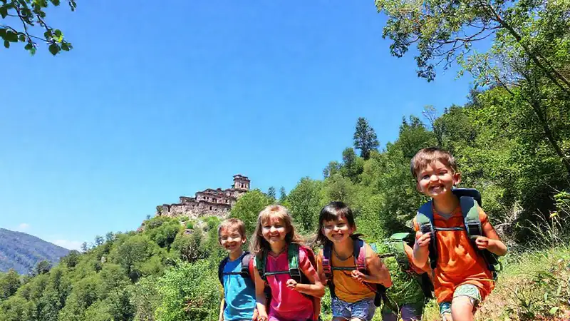 Niños felices exploran belleza natural