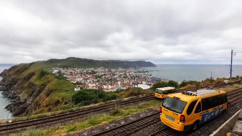 Lugar costero con paisajes dramáticos y transporte