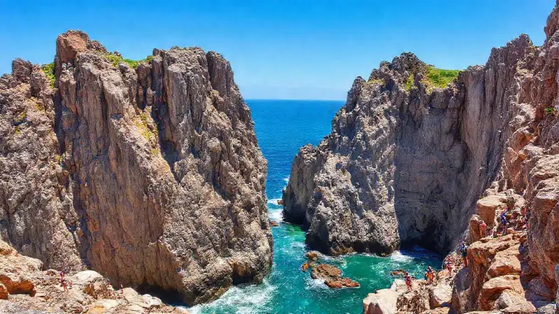 Acantilados costeros ofrecen vistas espectaculares y aventura