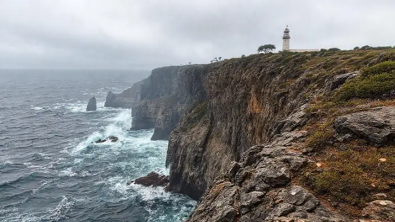 La costa salvaje y tormentosa es imponente