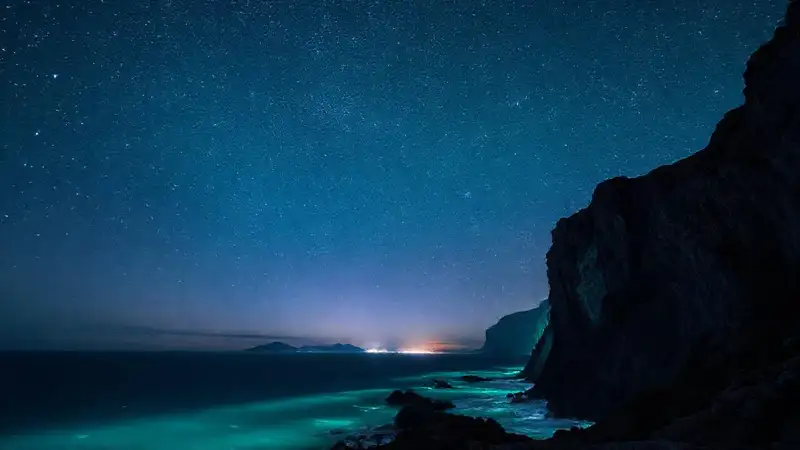 Un cielo estrellado y mar azul