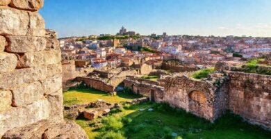 Ruinas romanas y arquitectura española brillan
