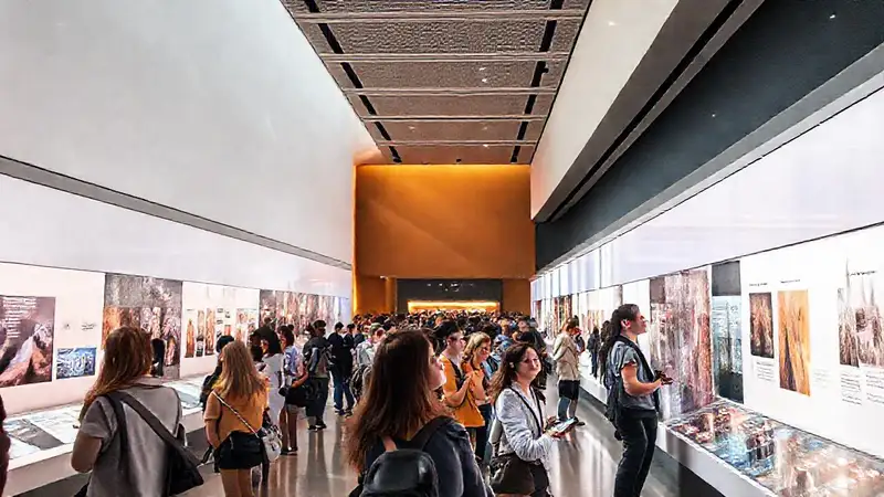 Museo moderno: digitalidad, visitantes y luz cálida
