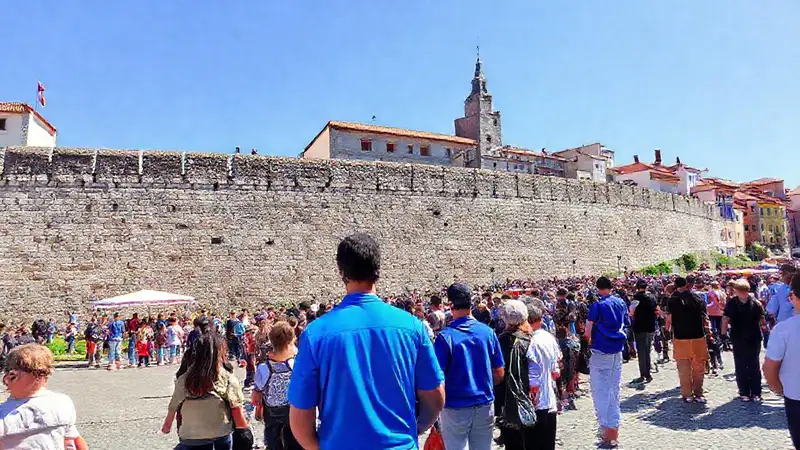 Lugo ofrece un día soleado y vibrante