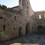 Monasterio antiguo irradia paz y belleza