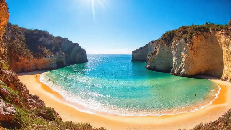Playa paradisíaca y tranquila en verano