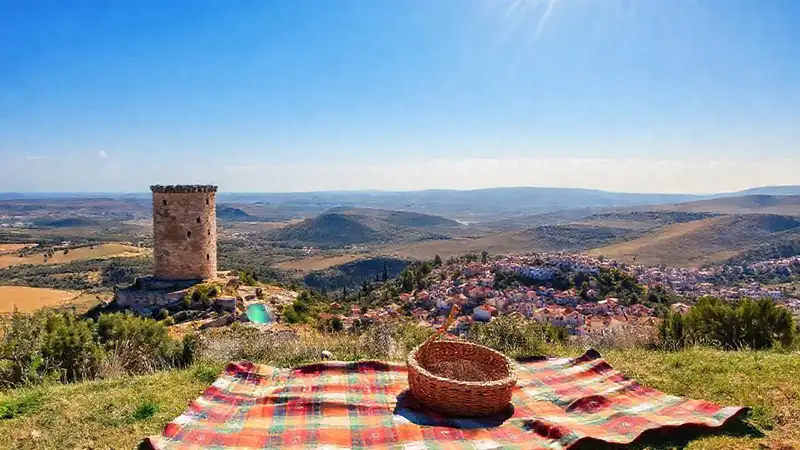 Un paisaje mediterráneo idílico bajo el sol