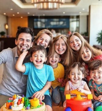 Una familia feliz disfruta de un hotel cálido