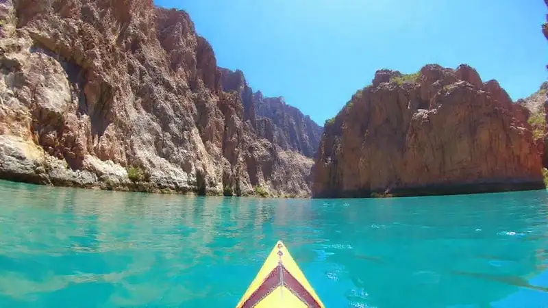 Kayak en cañón, paisaje sorprendente y soleado
