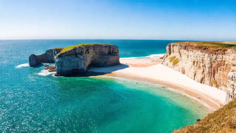 Las Catedrais ofrecen un paisaje costero sereno